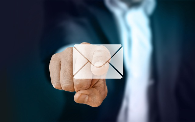 egy ujjal mutogatva az e-mailre